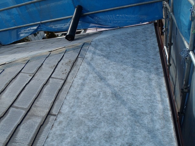 守山区で屋根カバー工事に伴い既存カラーベストの上へ防水シートを施工、屋根カバー工事は解体不要でコスト削減！